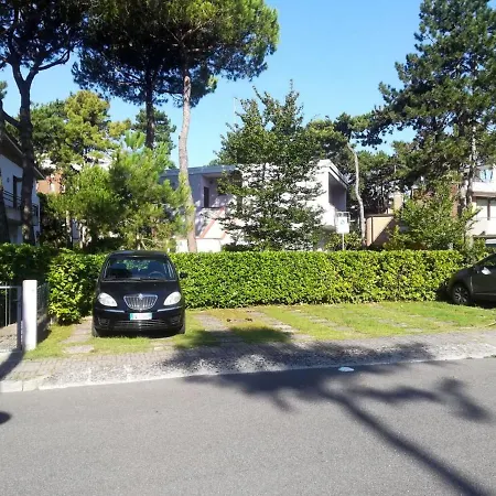 Flat With Terrace In A Green And Quiet Area Close To Lignano Pineta Centre アパート