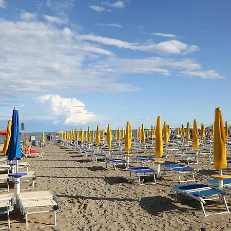 アパート Flat With Terrace In A Green And Quiet Area Close To Lignano Pineta Centre リニャーノ・サッビアドーロ