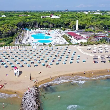 Flat With Terrace In A Green And Quiet Area Close To Lignano Pineta Centre